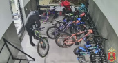 Танцующий похититель велосипедов попал на видео в Твери